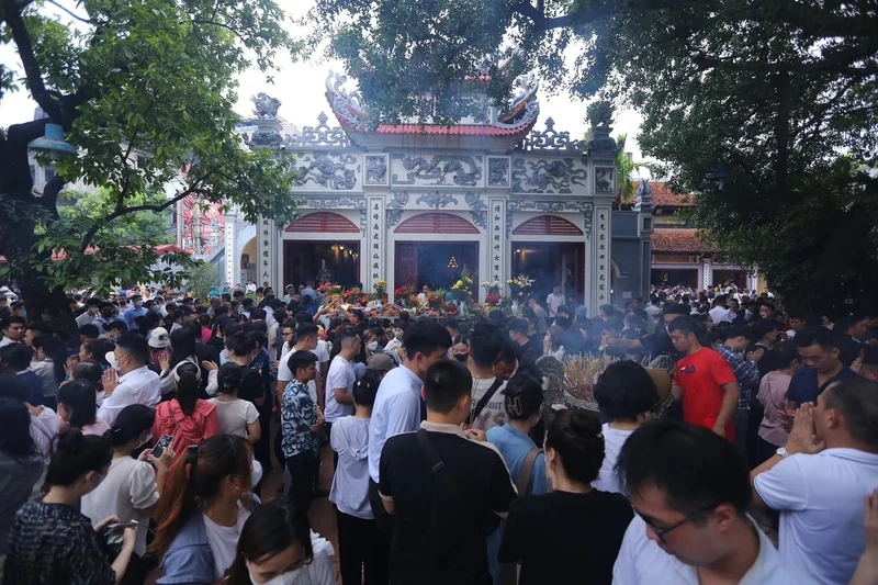 Không khí rộn ràng mỗi dịp lễ hội phủ tây hồ