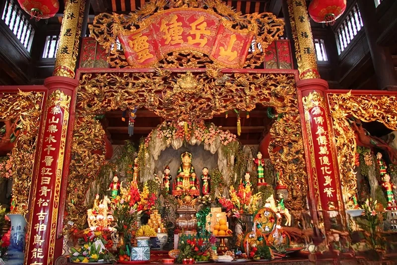 Nghi lễ trang trọng tại ban công đồng phủ tây hồ