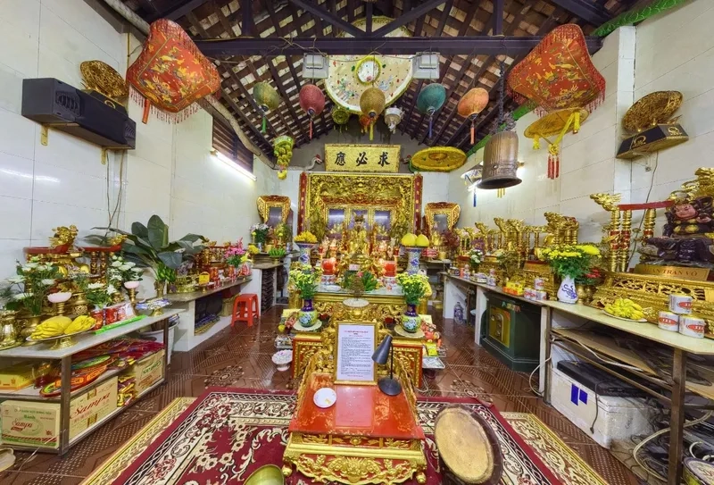 Trang nghiêm cổ kính các ban thờ trong đền bà chúa kho