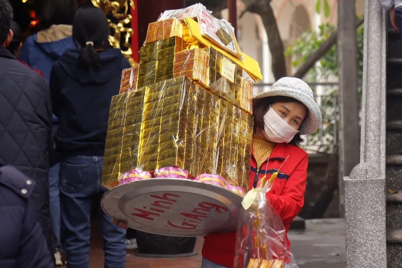 Thành tâm khấn nguyện tại chúa kho
