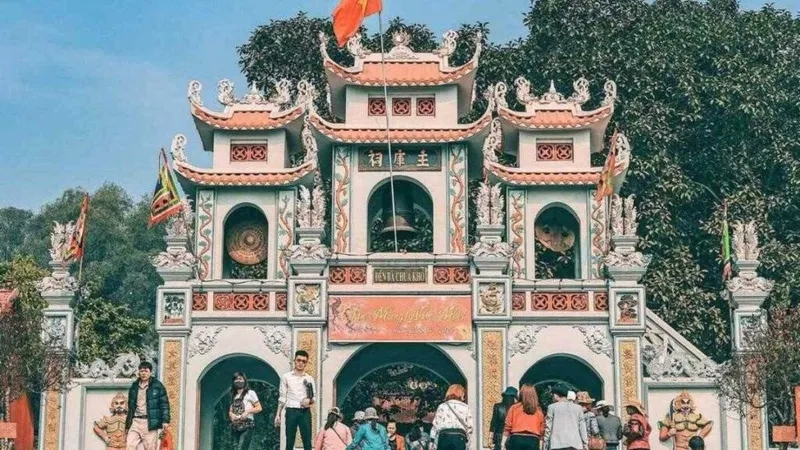 Góc nhìn thanh tịnh trong ảnh đền bà chúa kho