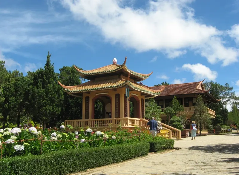 Khoảnh khắc thơ mộng trong thiền viện trúc lâm đà lạt ảnh