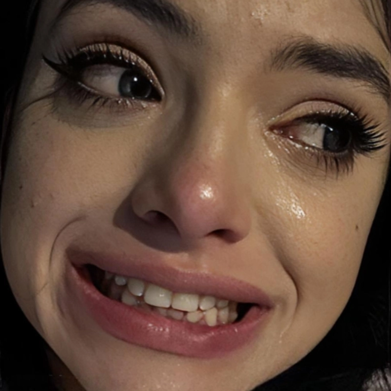 Meme cười đau khổ là sự trào phúng với những khoảnh khắc mà nụ cười không thể che giấu nỗi buồn