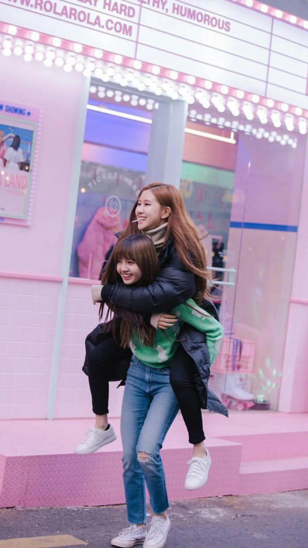 Cặp đôi quyền lực trên hình nền Lisa và Rose chuẩn visual