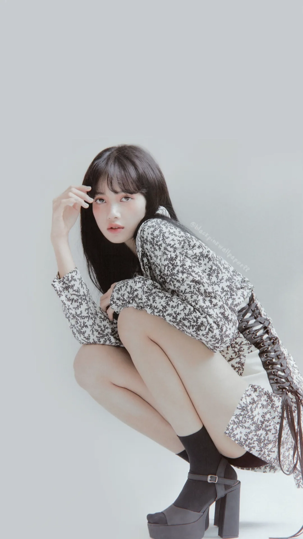 Biến idol thành background với ảnh Lisa làm hình nền