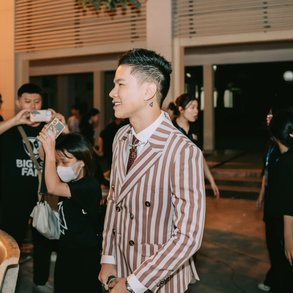 Hoàng Tôn em không quay về hit song ca