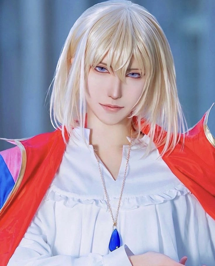 Cosplay Howl với áo choàng bay và mái tóc nổi bật đầy cuốn hút
