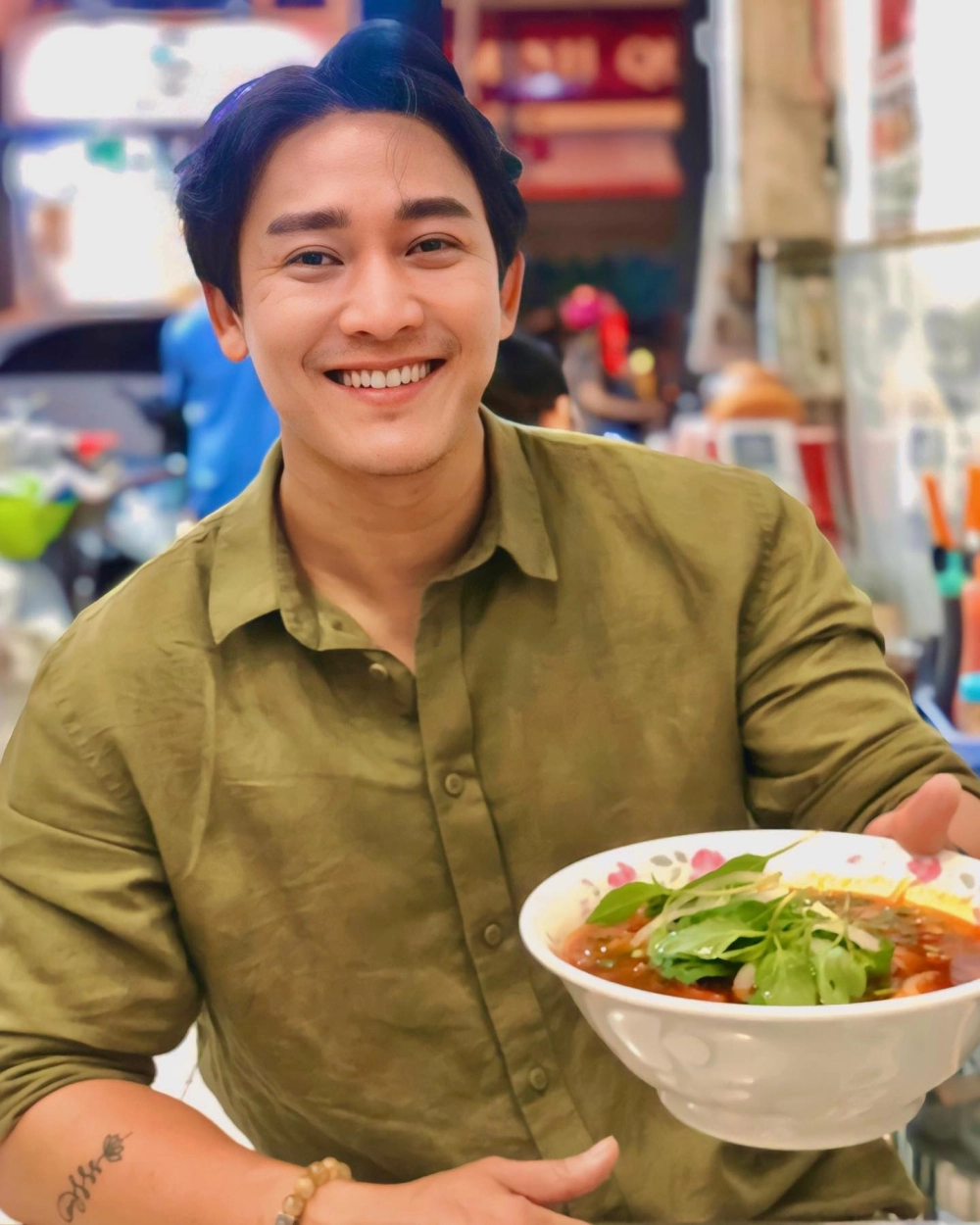 Hứa Vĩ Văn đóng phim, vai bác sĩ Lê trong Mưa Đỏ gây ấn tượng