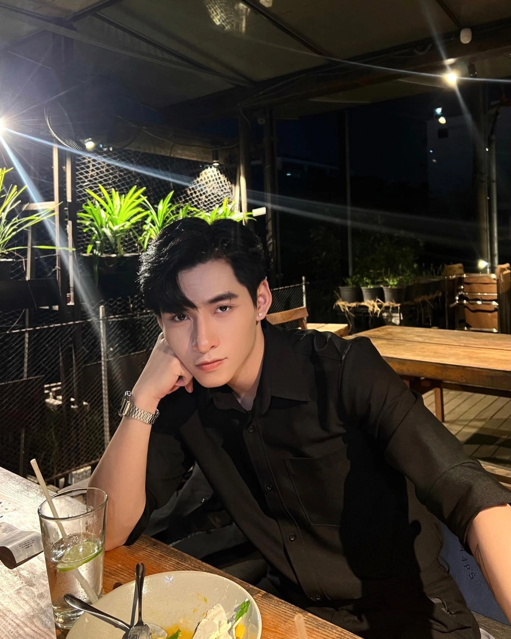 Hùng Huỳnh Official là kênh âm nhạc chính thức, cập nhật MV mới nhất