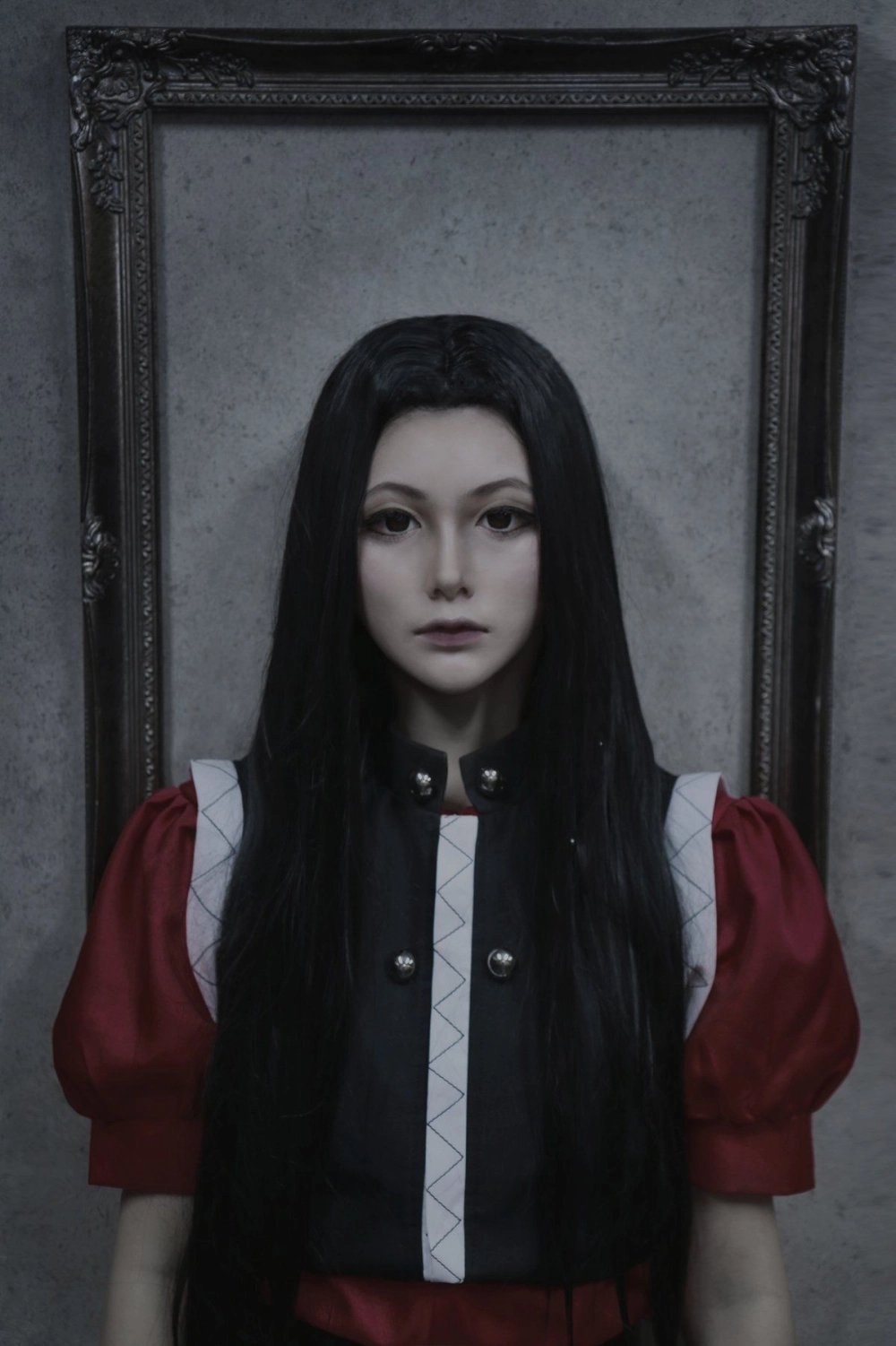 Illumi HxH cosplay với bộ vest đen khiến ai cũng lạnh gáy