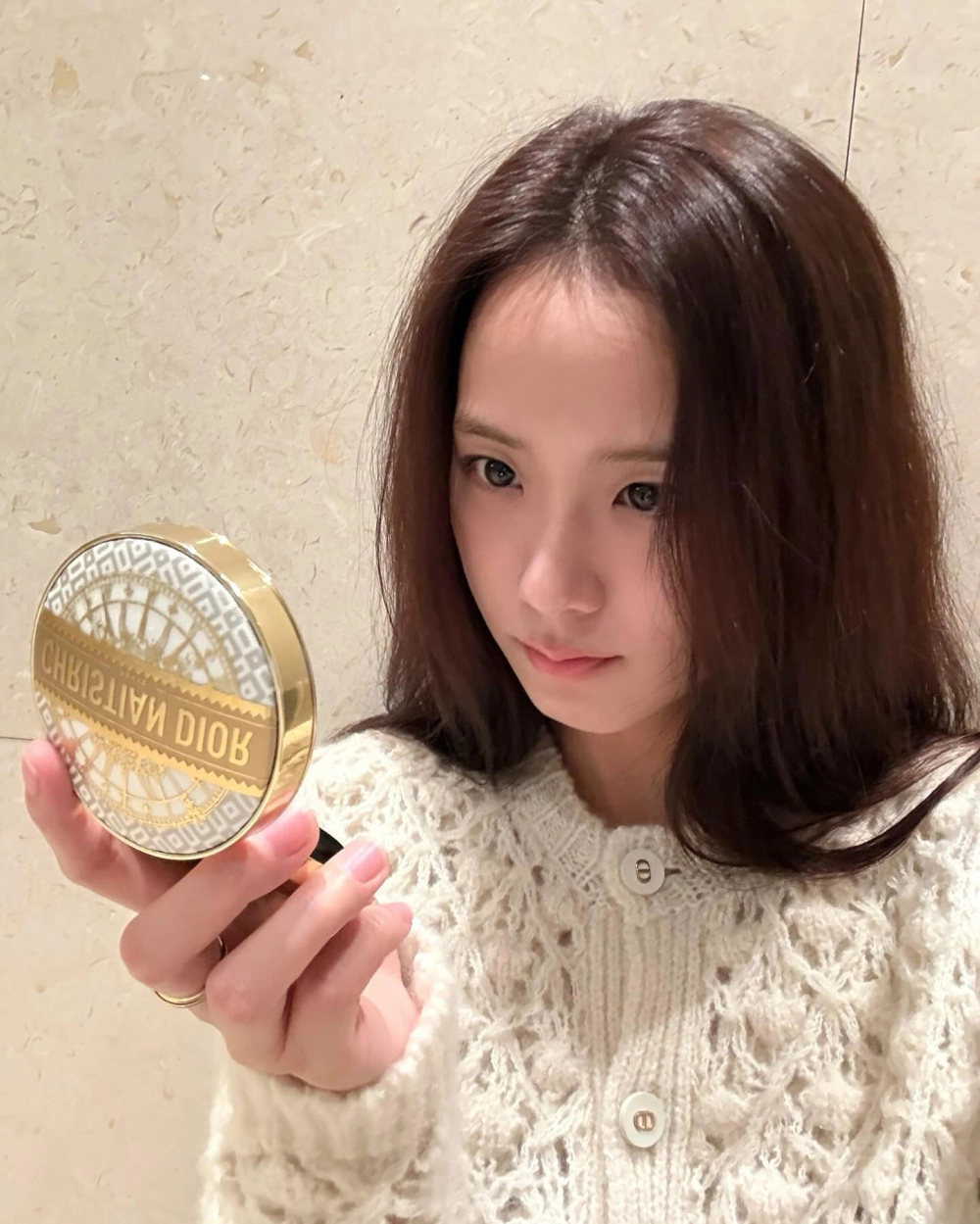 Jisoo outfits casual, phong cách gần gũi