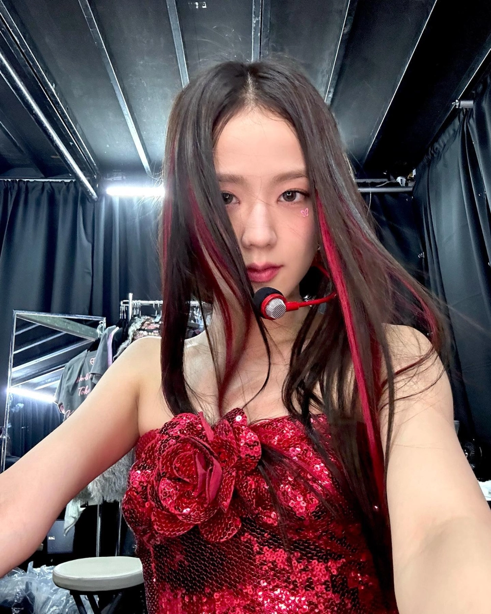 Jisoo solo, bản hit Flower khuynh đảo