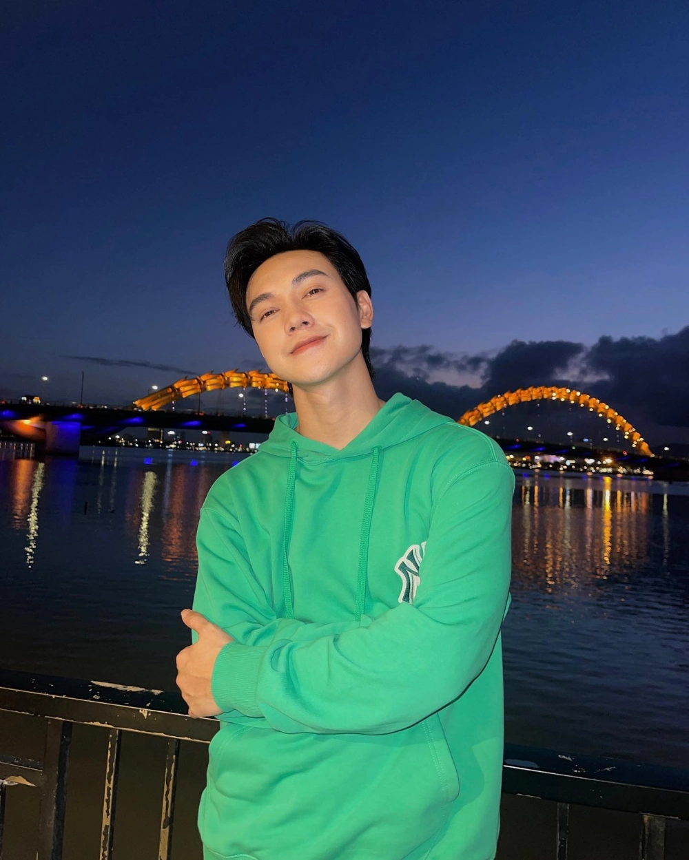 Cùng thưởng thức bài hát Lâu đài tình ái JSol và cảm nhận về thông điệp tình yêu trong bài hát.