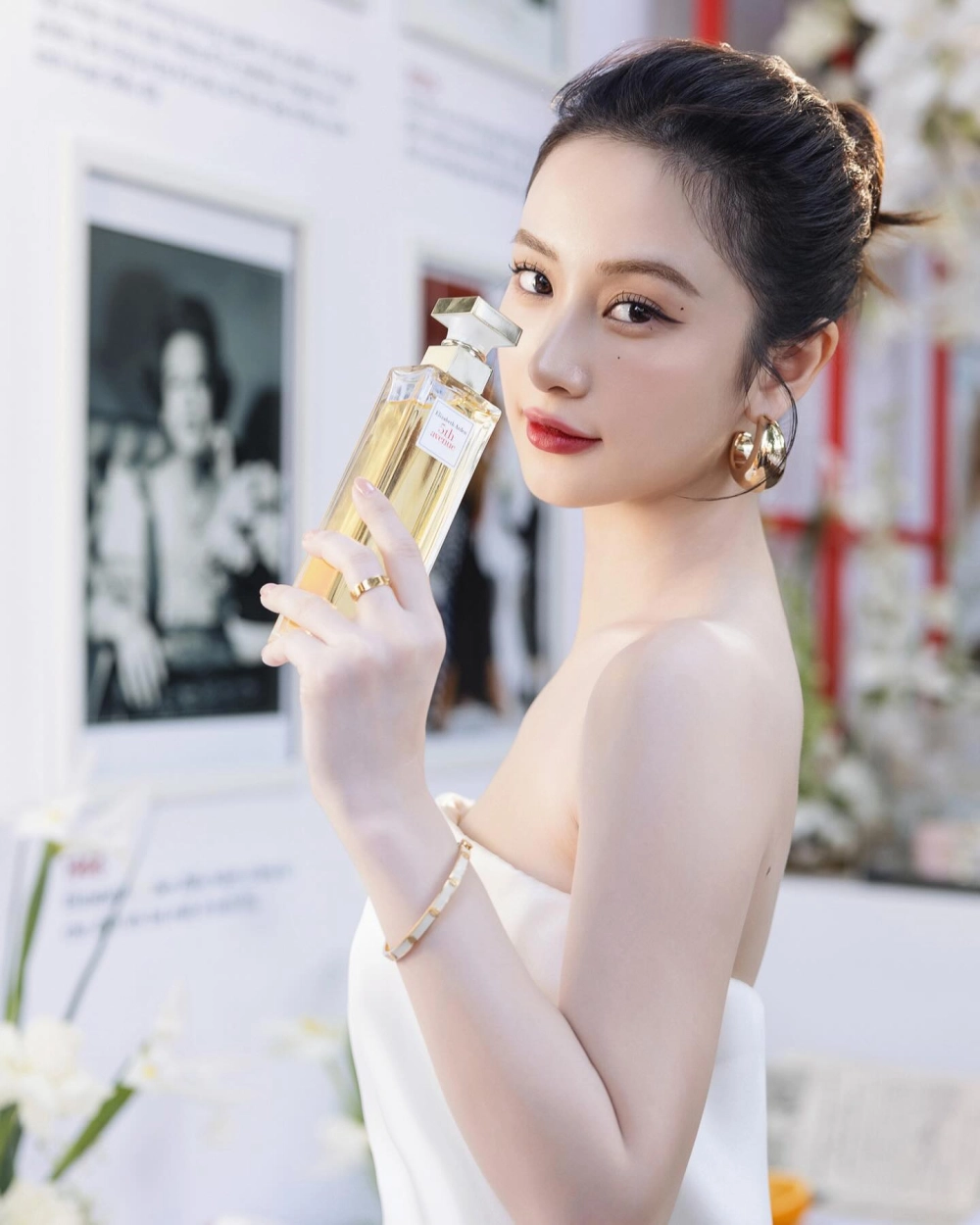 Jun Vũ Tháng Năm Rực Rỡ vai Tuyết Anh kiêu sa
