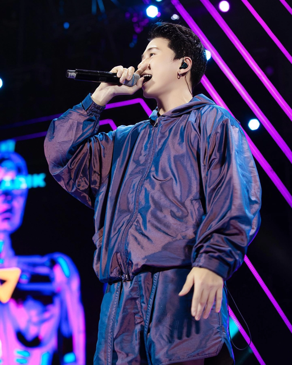 Karik karaoke, hát vang mọi bản hit rap