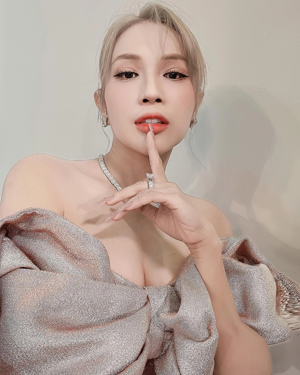 Khả như debut trong vai trò diễn viên với màn trình diễn ấn tượng