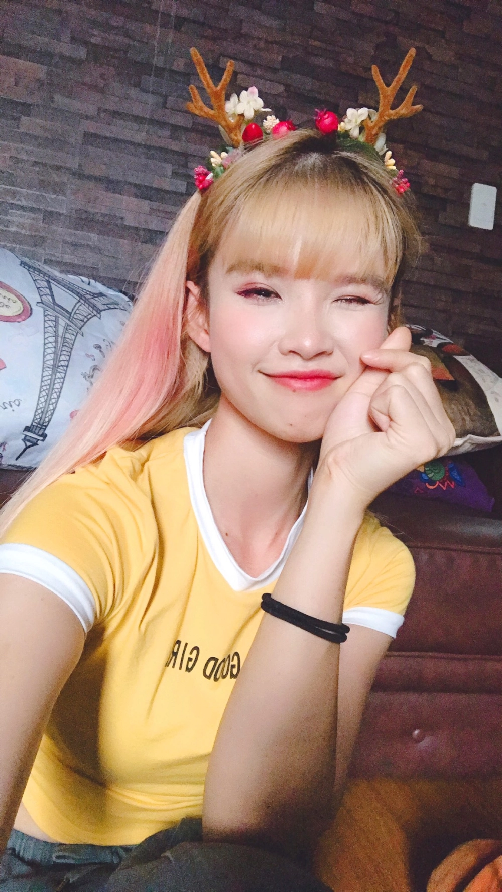 Phong cách Khởi My dễ thương khiến fan không thể rời mắt