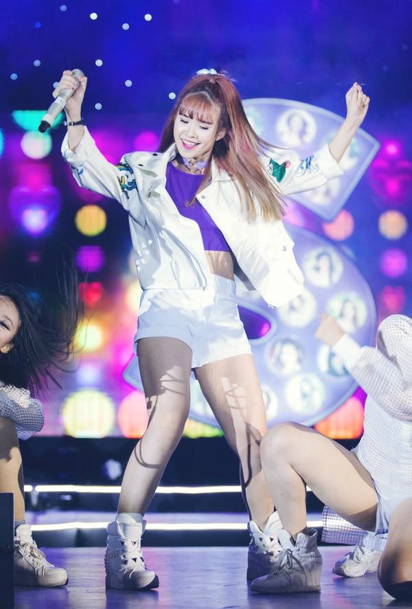 Sân khấu Khởi My live bùng nổ với màn trình diễn cảm xúc