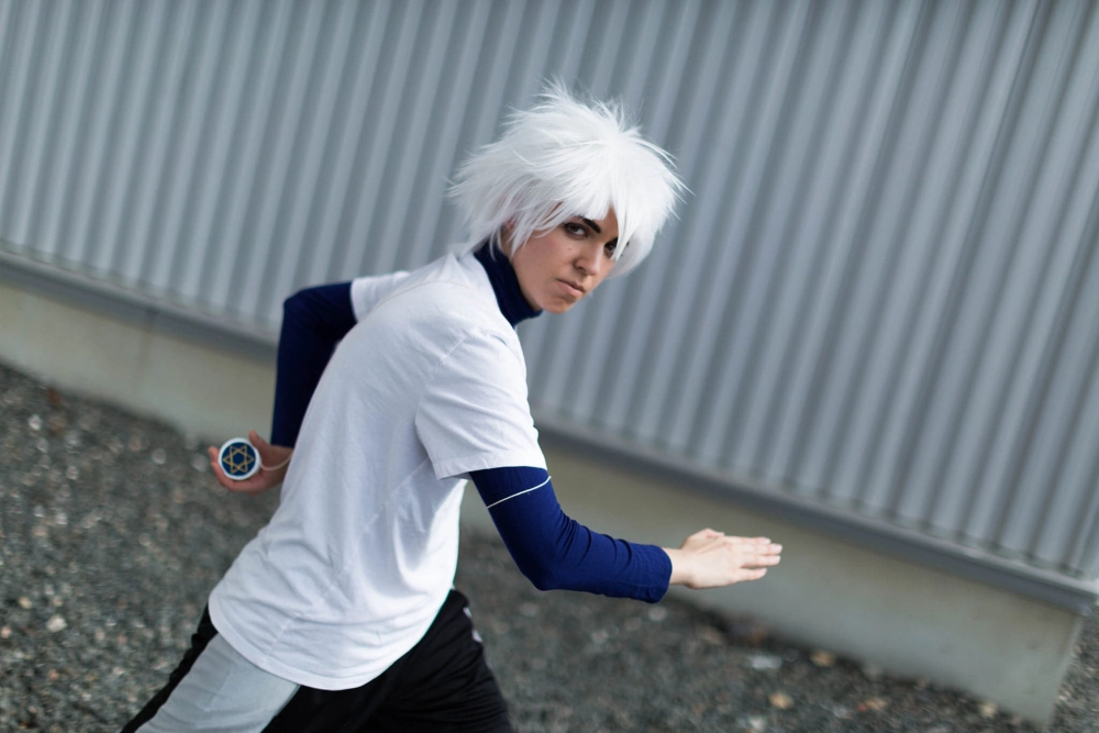 Cosplay anime Killua nổi bật với mái tóc trắng tinh