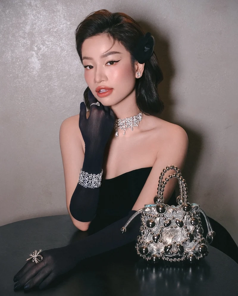 Lâm Bảo Ngọc drama vẫn là chủ đề nóng trên các diễn đàn