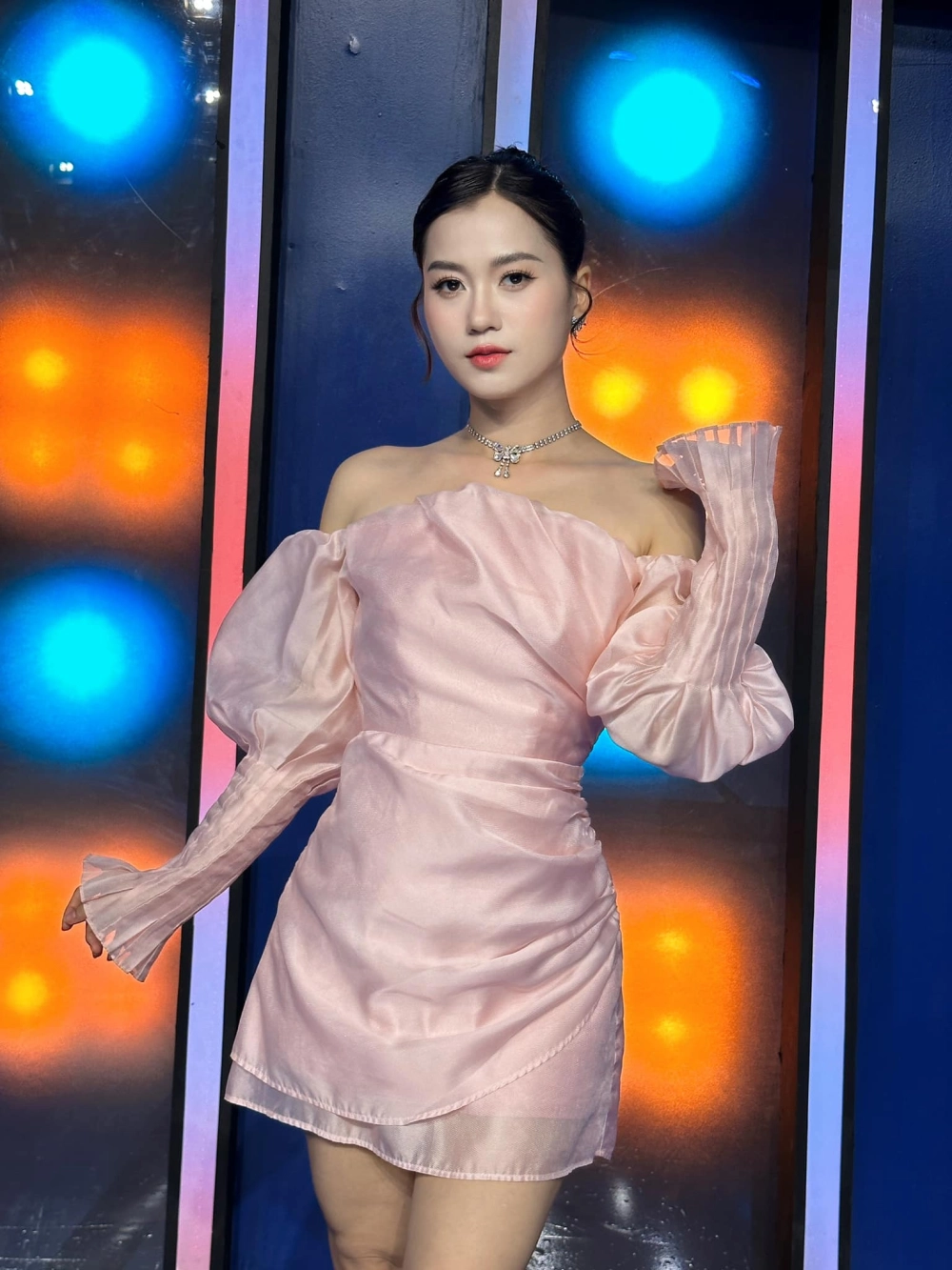Lâm Vỹ Dạ ghi điểm với nét duyên dáng và lối diễn tự nhiên