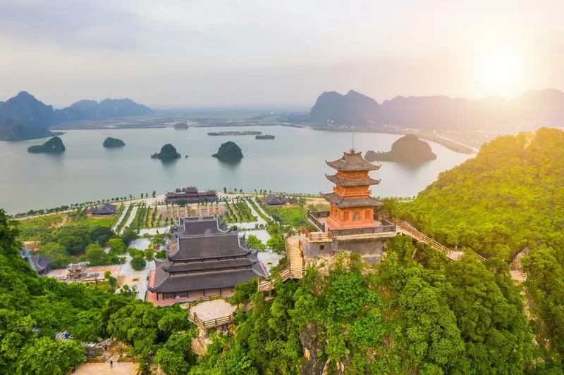 Cảnh quan chùa Tam Chúc mang đến không gian linh thiêng, thanh tịnh giữa thiên nhiên xanh mát
