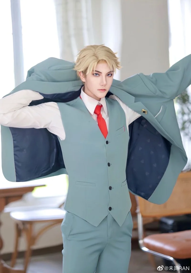 Loid Forger cosplay tạo nên phong cách điệp viên ấn tượng và mạnh mẽ