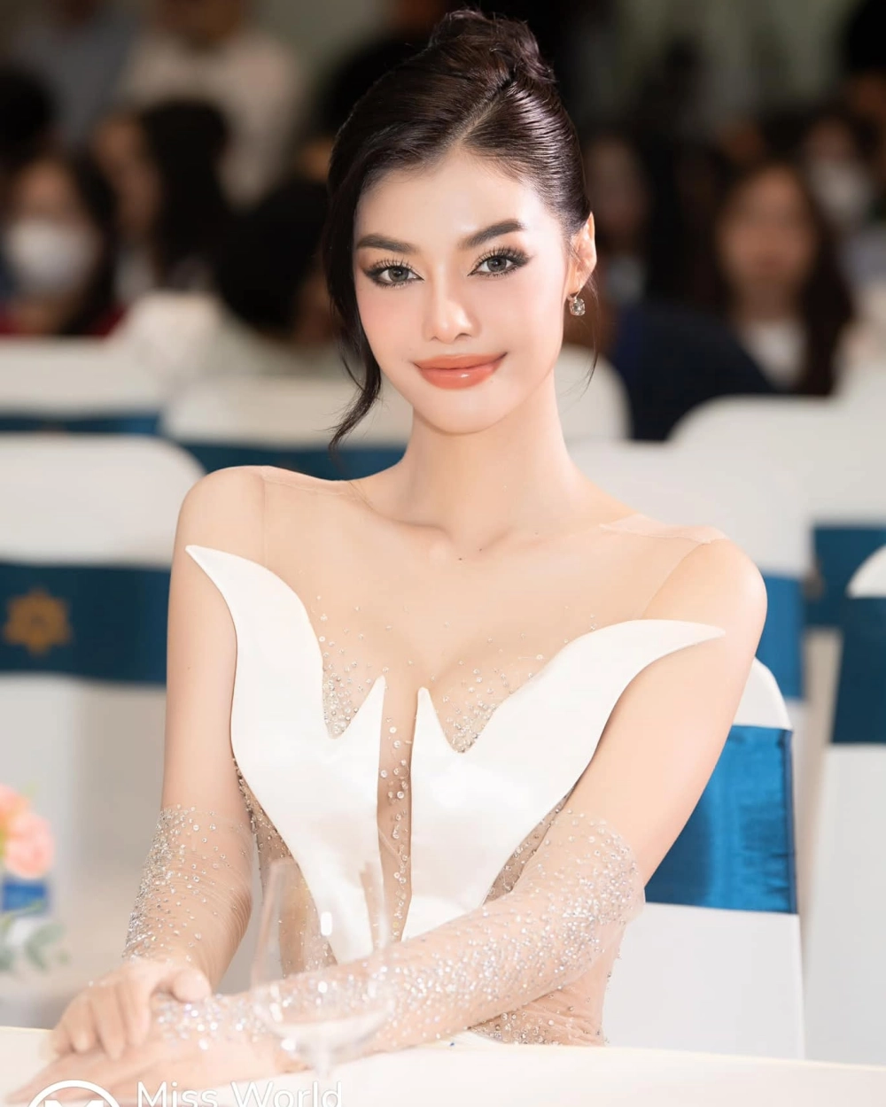 Hãy thưởng thức những màn trình diễn đặc sắc của Lona Kiều Loan hát và đắm chìm trong âm nhạc