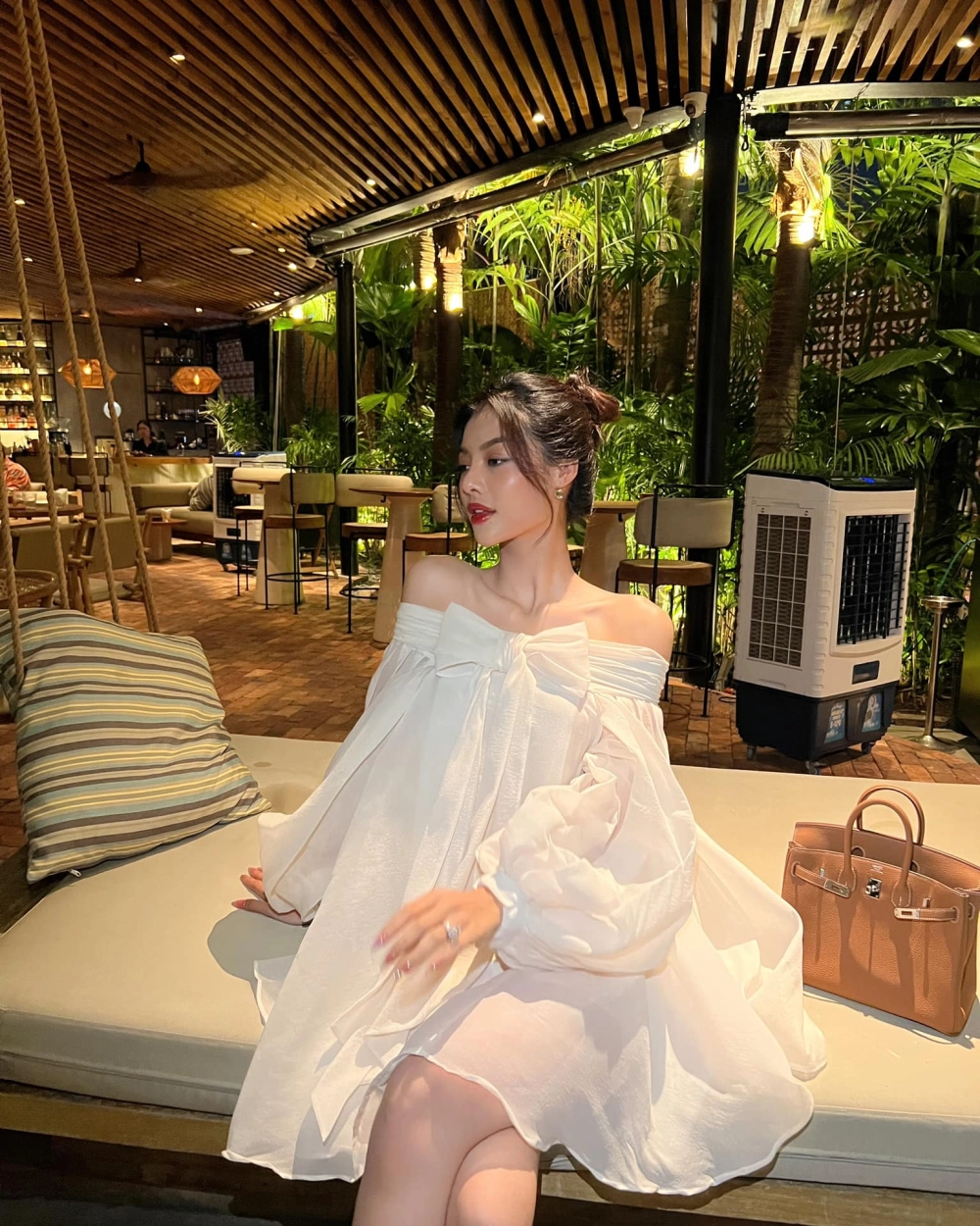 Cùng tìm hiểu thêm về Lona Kiều Loan và sự nghiệp âm nhạc cũng như sắc đẹp của cô 