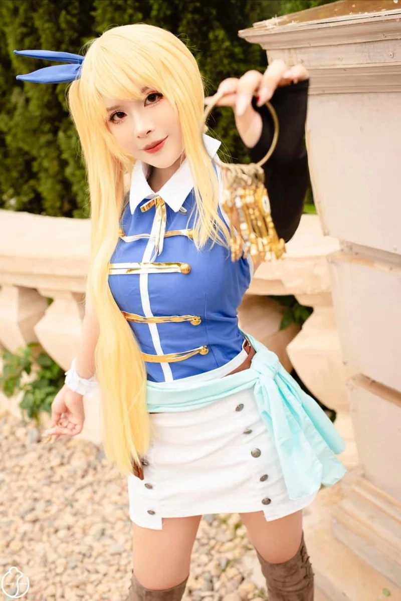 Lucy Heartfilia cosplay costume nổi bật với khóa vàng và váy xanh