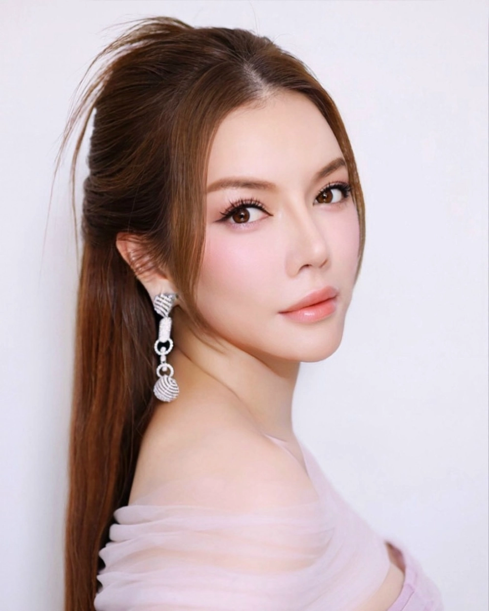 Lý Nhã Kỳ kinh doanh gì kim cương và thời trang