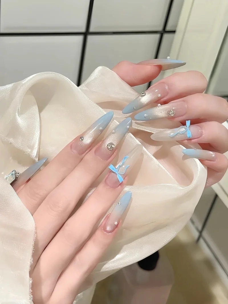 Nhẹ nhàng mà cuốn hút với móng tay đính đá dễ thương