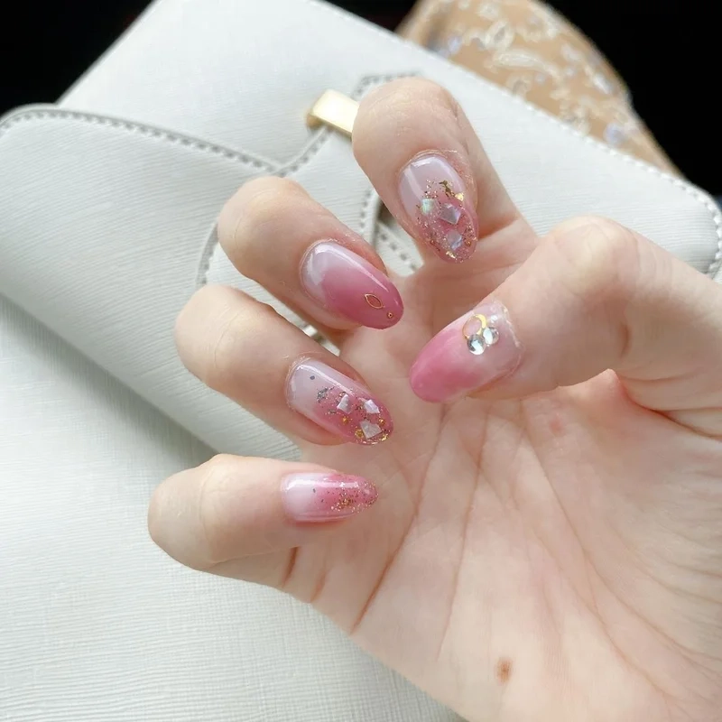 Tôn da bật tông với mẫu nail đính đá đẹp đơn giản