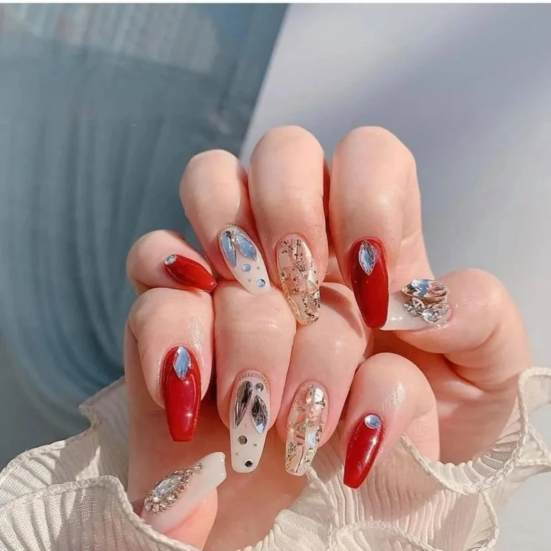 Gợi ý mẫu nail đẹp nail đính đá nổi bật mọi ánh nhìn