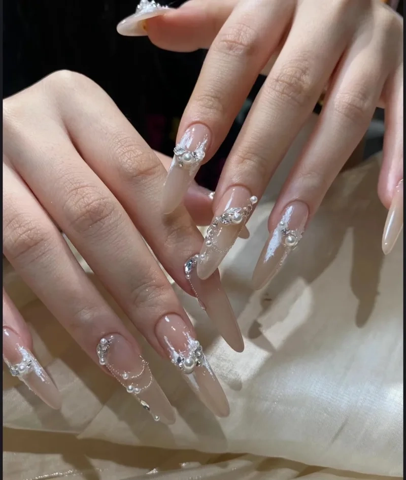 Lên đồ cực xinh với nail đính đá đẹp đầy quyến rũ
