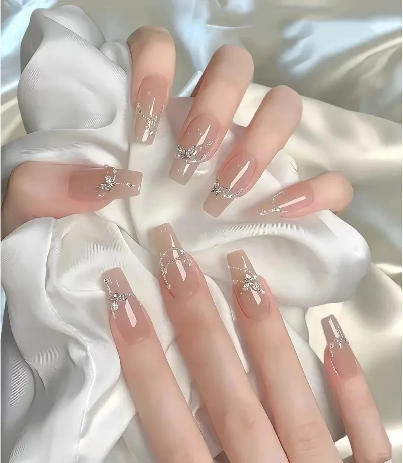Gợi ý bộ móng đính đá đẹp sang chảnh cho tiệc tối