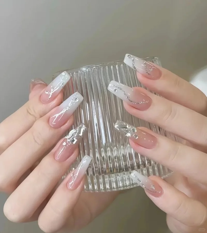 Gây ấn tượng ngay từ ánh nhìn đầu với bộ nail đính đá
