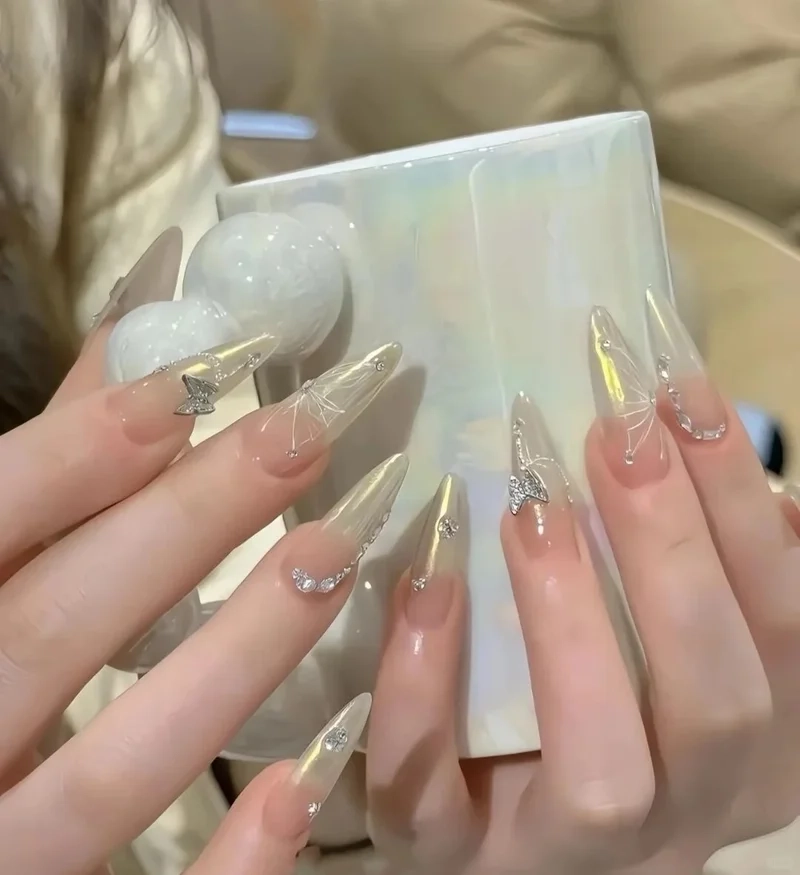 Nét quý cô sang chảnh nằm ở bộ nail đính đá đẹp