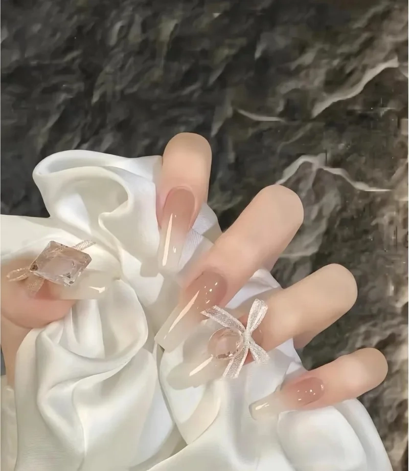 Dẫn đầu xu hướng cùng các kiểu nail đính đá cá tính