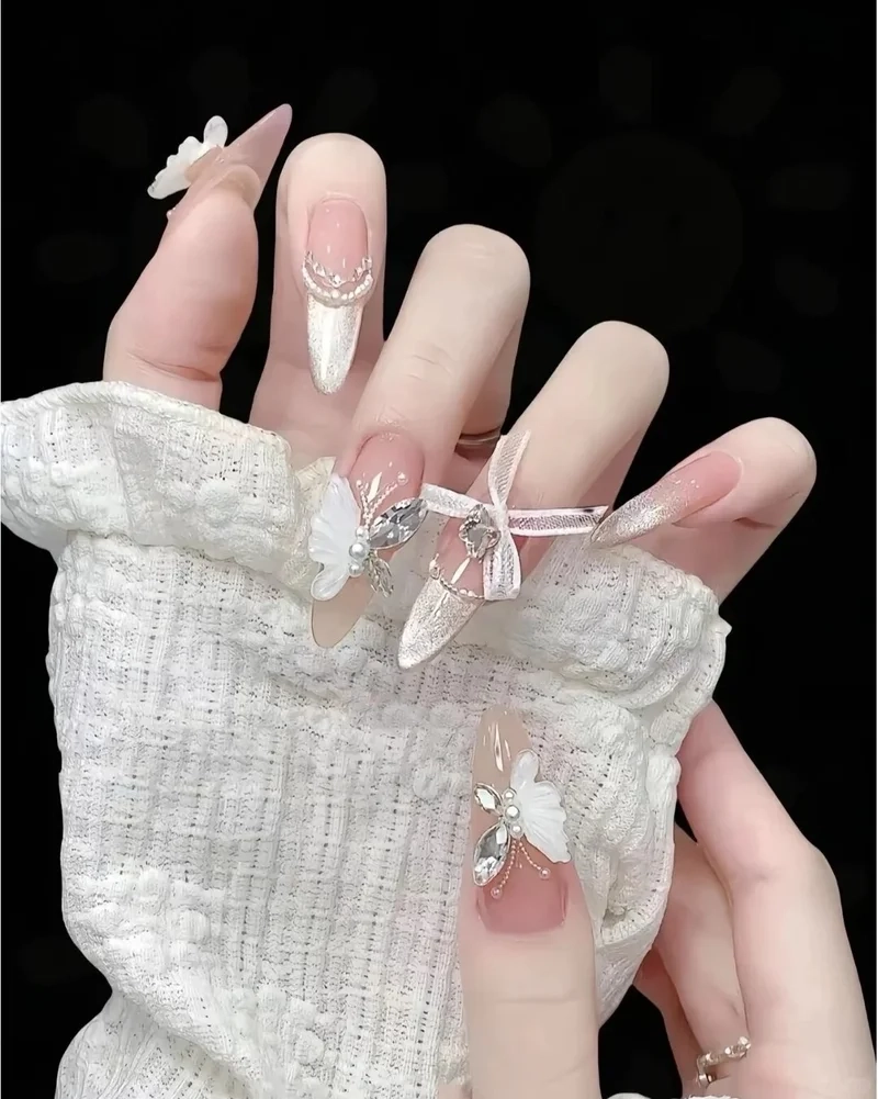 Mê mẩn những các kiểu đính đá móng tay siêu xinh