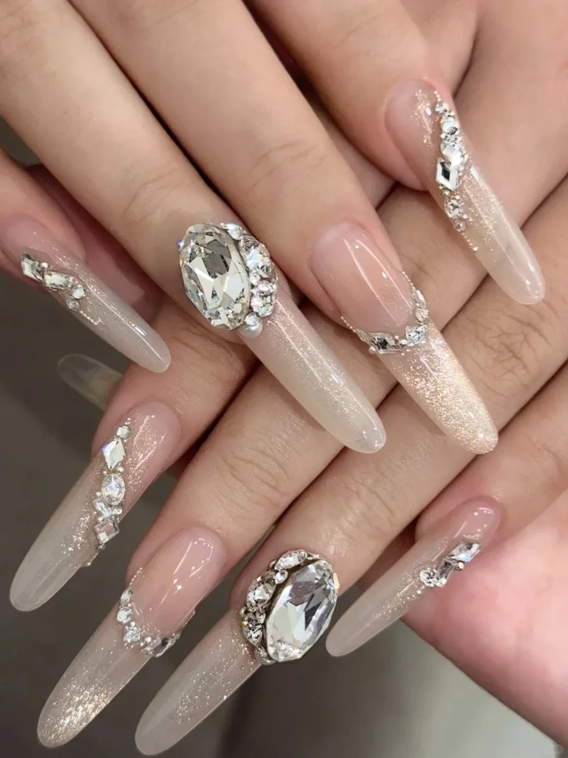 Nàng đã thử các mẫu nail đính đá đẹp đơn giản này chưa