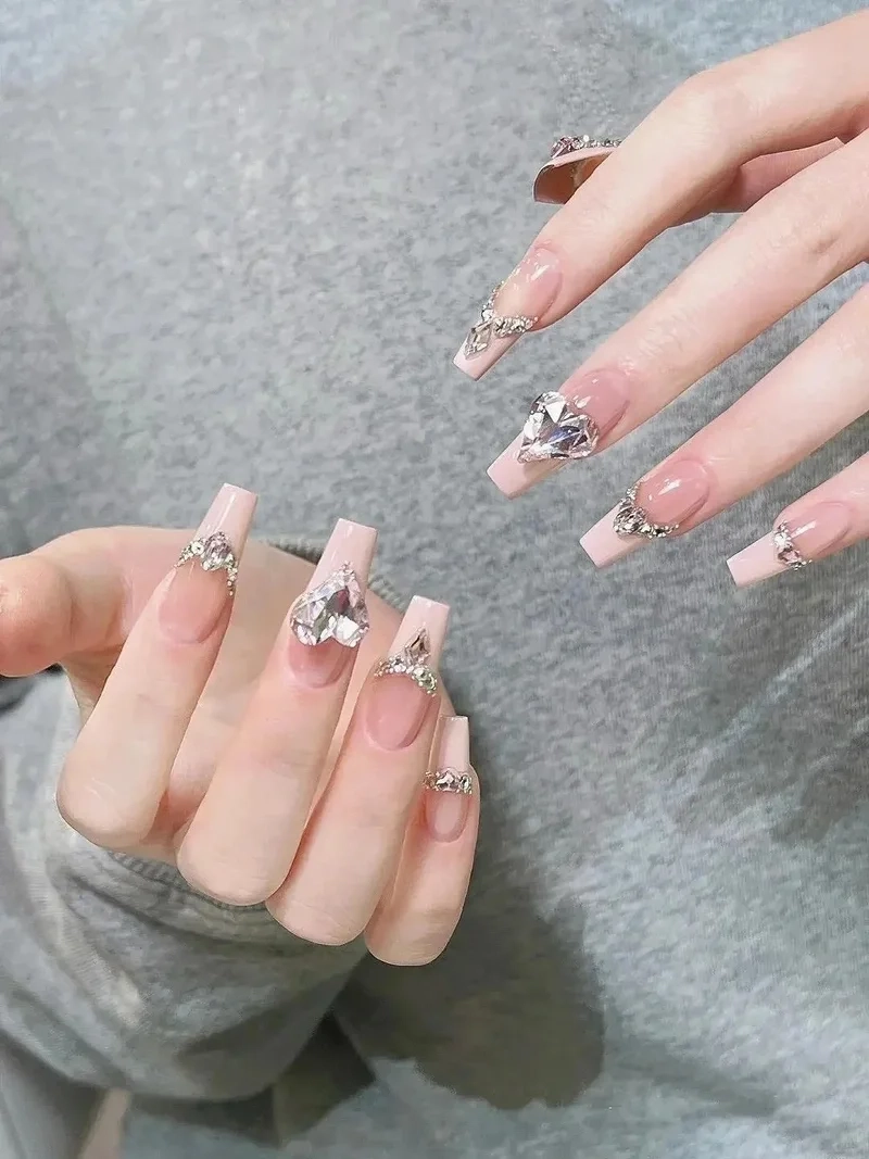 Biến hóa đôi tay với ý tưởng gắn đá móng tay đơn giản
