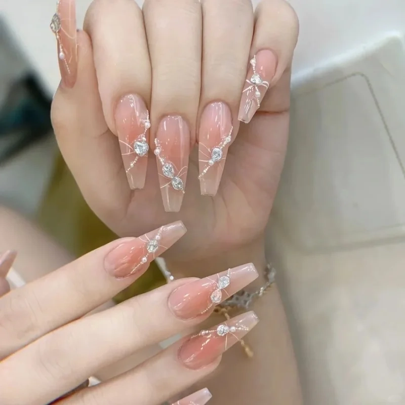 Nên thử ngay màu sơn móng tay đẹp đính đá trong dịp lễ