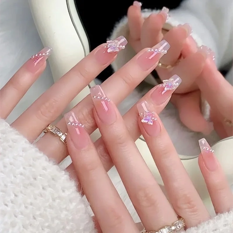 Nàng dâu hiện đại không thể thiếu móng tay cô dâu đính đá