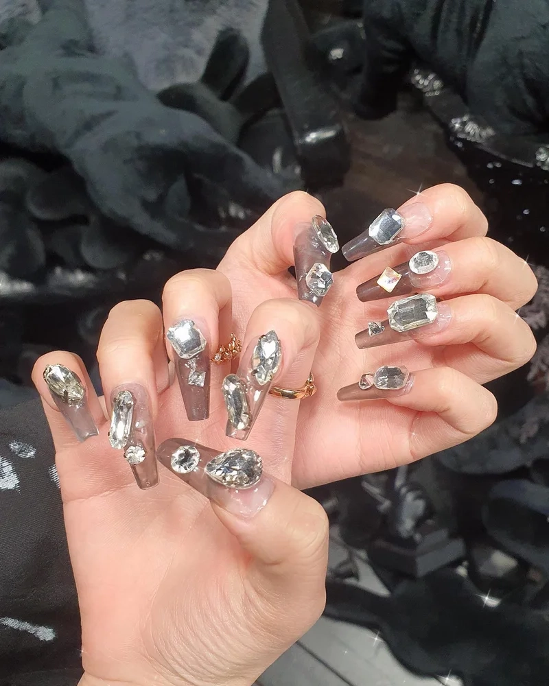Style nhẹ nhàng cho nàng với móng tay đính đá nhẹ nhàng