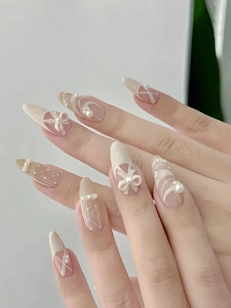 Nail đầu móng trắng làm nổi bật mọi phong cách