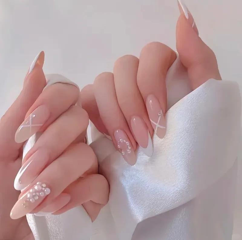 Thể hiện phong cách riêng với mẫu móng tay đầu móng trắng
