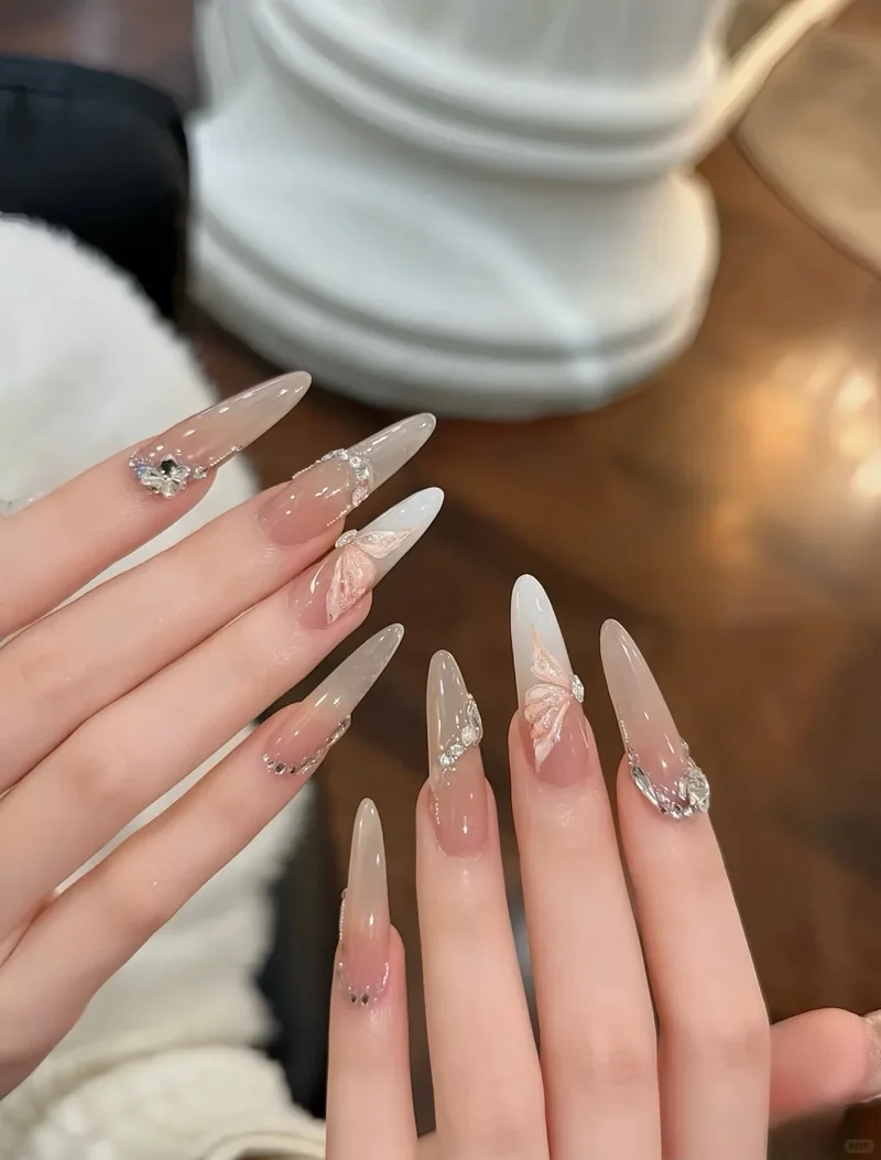 Tạo điểm nhấn với móng tay tết nổi bật cho dịp Tết