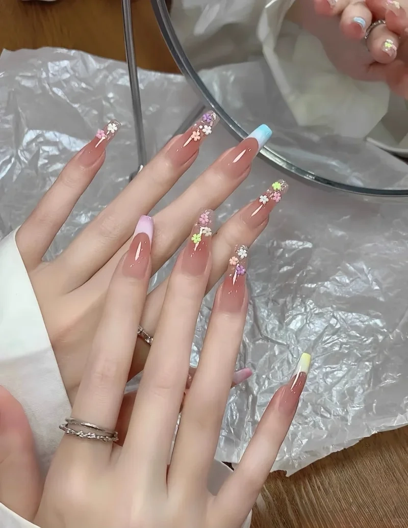 Tỏa sáng từ đầu ngón tay với bộ móng tay chơi tết