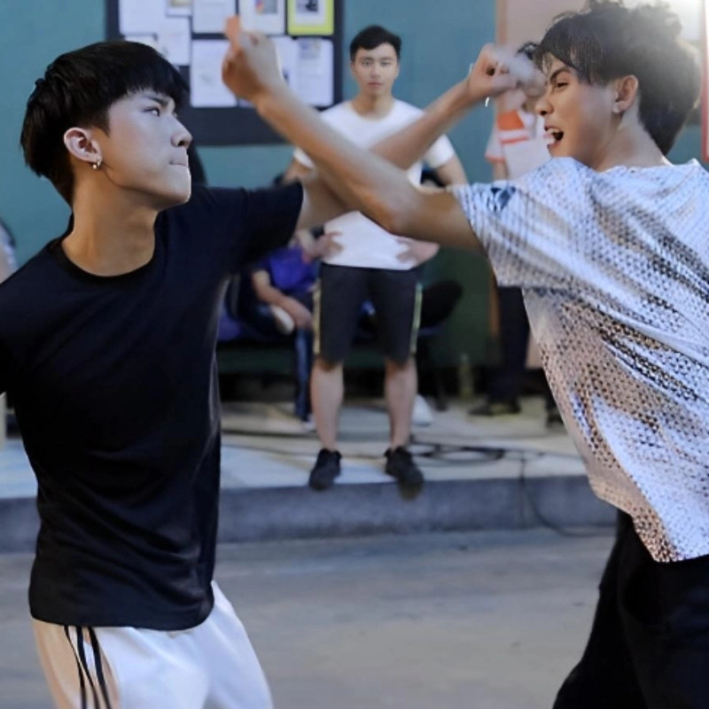 Hai đánh nhau là khi hai nhân vật trong meme quyết liệt, nhưng kết quả lại khiến người xem phải bật cười